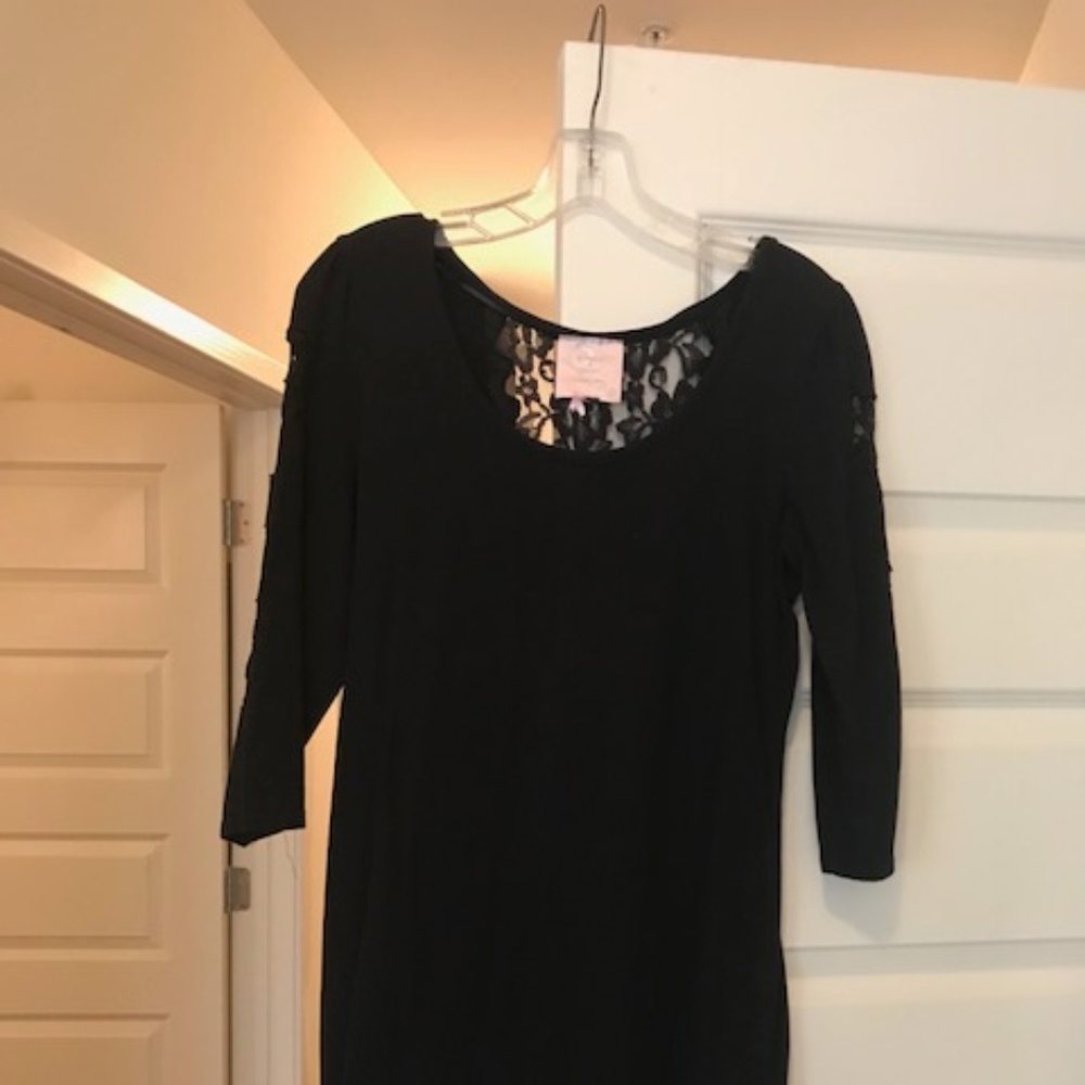 Black body con, long sleeved dress w lace cutout